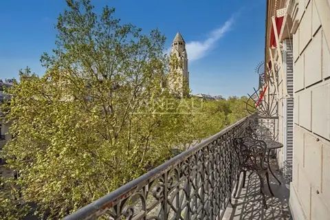 Paris VIIIᵉ - Alma–Marceau - Élégance parisienne avec vue tour Eiffel