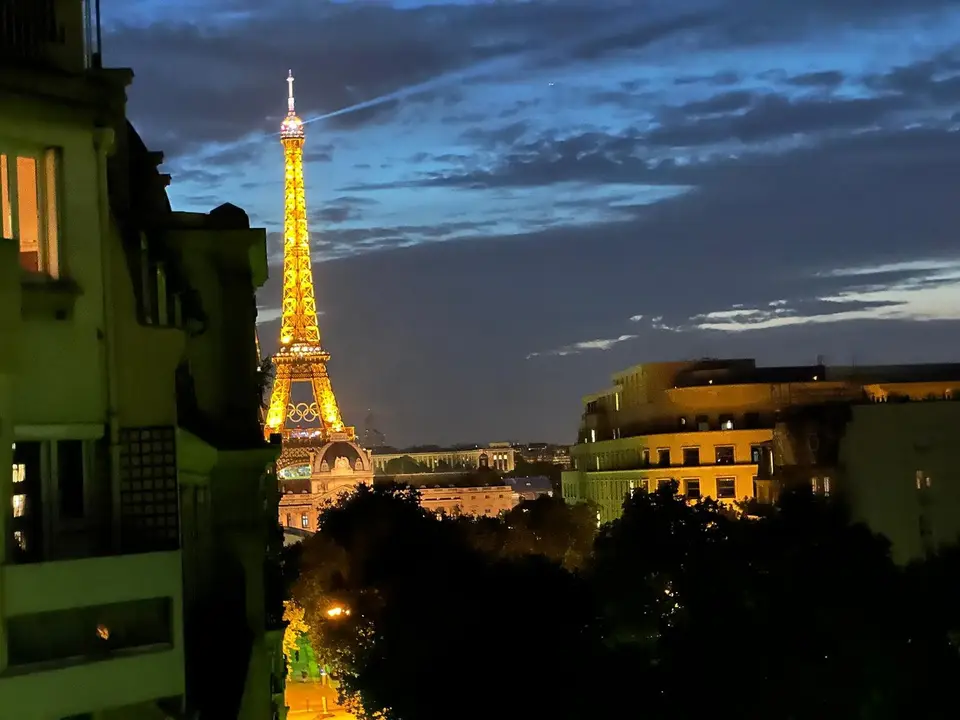 BRETEUIL (VIIe) - Appartement Luxe - 6e étage vue monuments