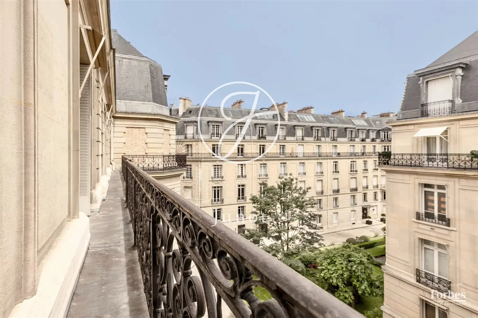 Paris 8ᵉ – AVENUE MONTAIGNE – Appartement d’Exception – 160,05 m² Carrez – 2 chambres – Balcon – Parking.