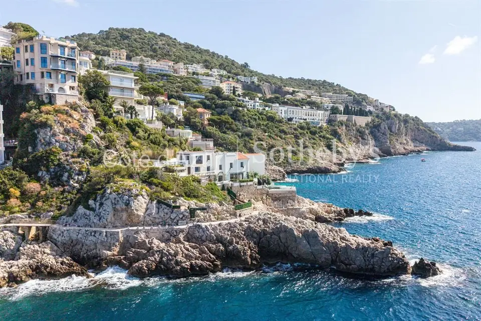 Cap de Nice : Villa pieds dans l'eau 330 m² avec accès privé mer
